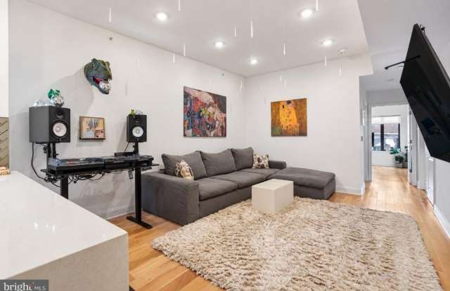 1432 N FRANKLIN STREET Gallery 1