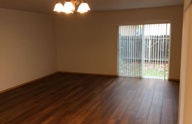 355 NE Cooper Dr - 355 NE Cooper Lane, Grants Pass, OR 97526