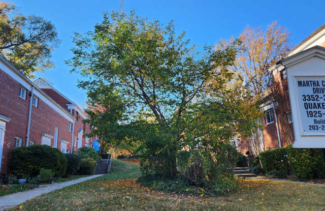 Spacious and Bright Condo in ParkFairfax - 3364 Martha Custis Drive, Alexandria, VA 22302