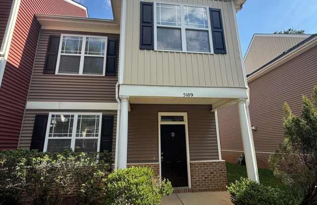 Spacious 3 bedroom 2.5 bath end unit townhome! Gallery 1