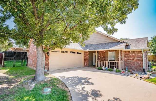 1015 Dawn Court - 1015 Dawn Court, Granbury, TX 76048