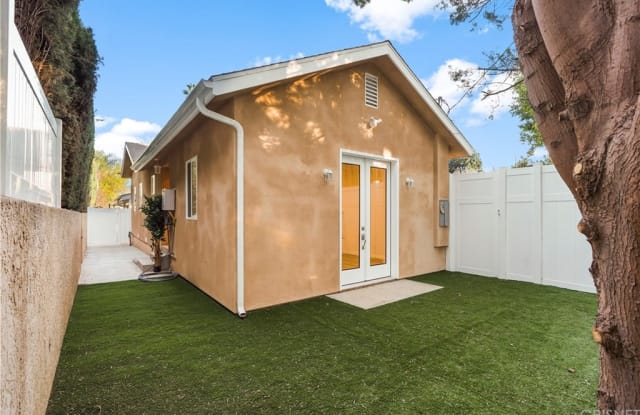 4615 N Saloma Avenue 1/2 - 4615 Saloma Avenue, Los Angeles, CA 91403