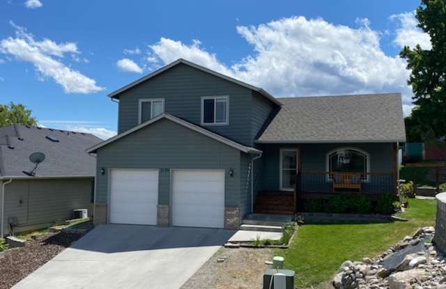 Sunny and spacious 3 bed, 2.5 bath house with living and family room, with huge back yard! photos photos