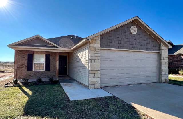 A Very Luxurious 4 Bedroom 2 Bath Home in Yukon Schools Gallery 1