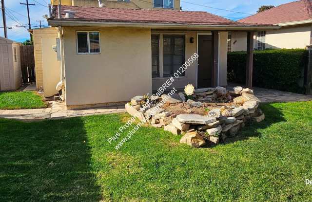 Centrally Located Small Cottage Studio with Private Yard photos photos