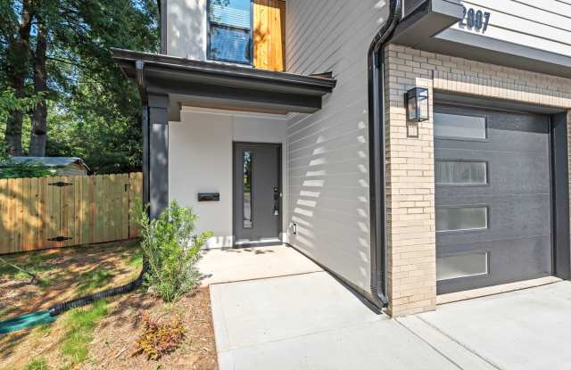 Bright & Modern Townhome in Westerly Hills Gallery 3
