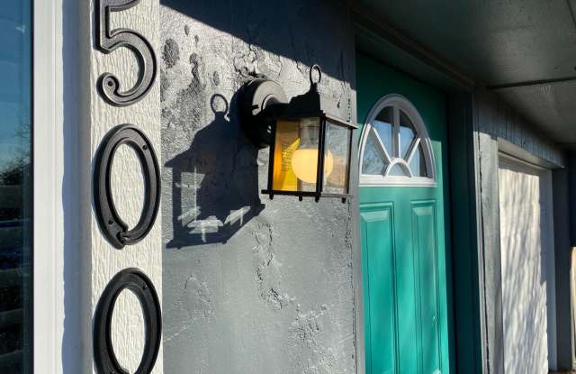 2 Bedroom Duplex near lake Overholser - 500 North Davis Avenue, Oklahoma City, OK 73127