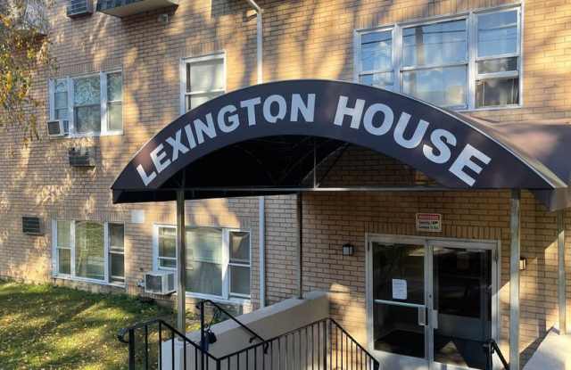 North - End 3 Bedroom, 1 Bath 3rd Floor Condo Unit Gallery 3