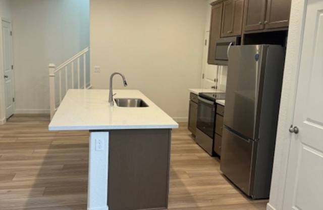 Spacious & Stylish 3-Bedroom Townhome Near Twelve Bridges Gallery 4