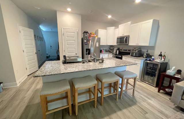 Must see newer Townhome! Gallery 4