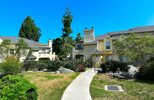 Lovely Spacious Eastlake Condo Gallery 3