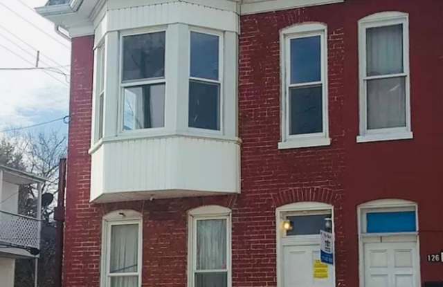 Future Rental! 3 Bedroom 2nd/3rd Floor -West End of York City Gallery 1
