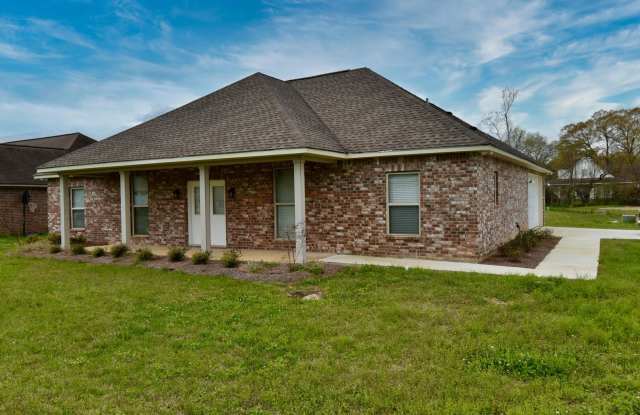 Three Bed Two Bath Home in Choudrant Gallery 3