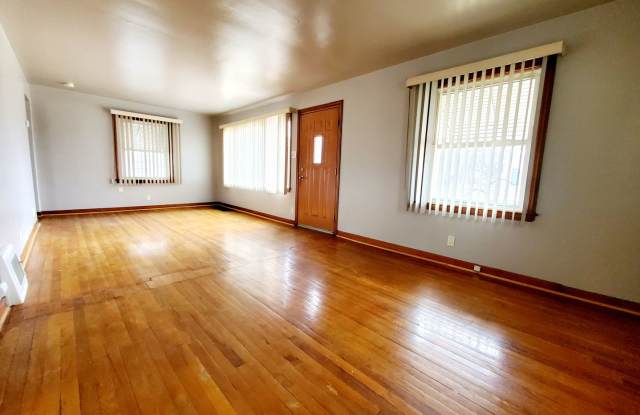2 Bed 1 Bath Home Large Rooms and Tons of Storage Garage AC Gallery 3
