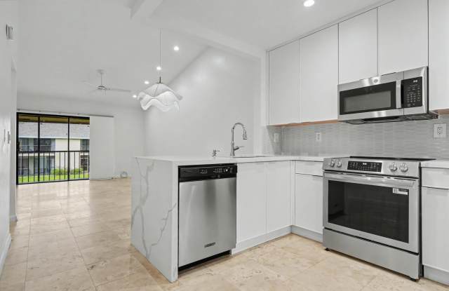 3939 NE 5th Avenue photos photos