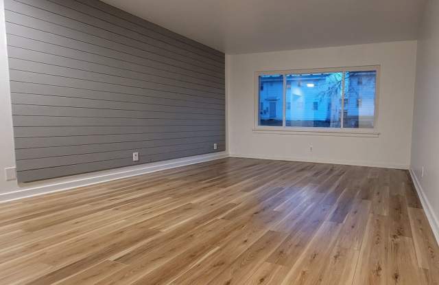 Renovated 1 Bed - 1 Bath Apartment with garage! **HALF OFF 1ST MONTH RENT!** - 237 Parkview Boulevard, Waterloo, IA 50702