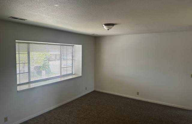 2 Bedroom, 1 Bath, top floor Apartment Gallery 3