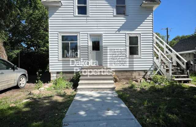 216 W 7th- 5 bedroom house - 216 West 7th Avenue, Mitchell, SD 57301