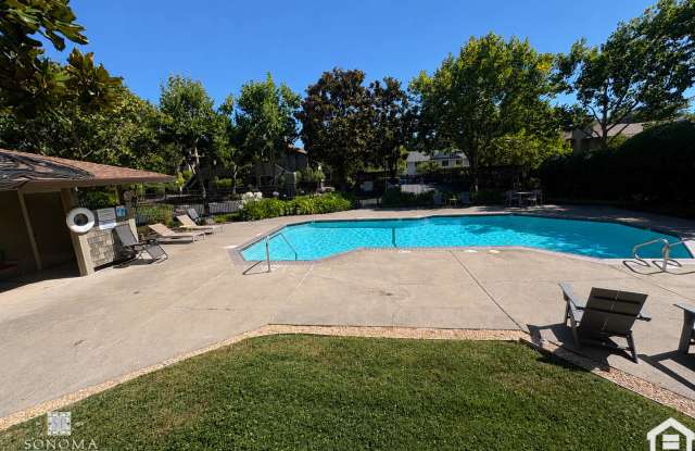 Charming Downtown Sonoma Condo – 2bd/1ba – Water & Garbage Paid! Gallery 1