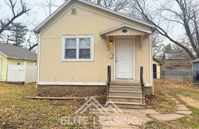 Charming  Spacious 3-Bedroom Rental in Topeka’s Oakland Neighborhood! photos photos