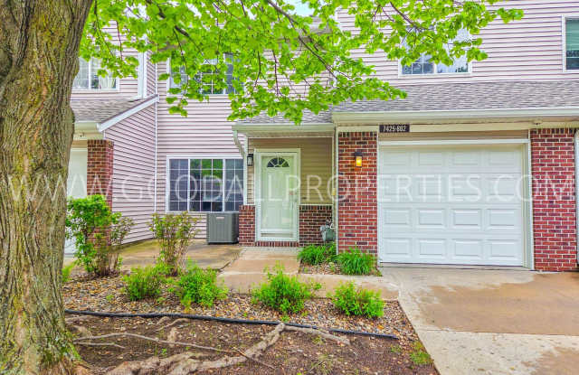 Beautiful 2 bedroom, 1.5 bath Townhouse in West Des Moines with 1-car attached garage photos photos