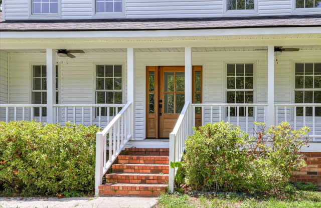 3 bedroom, 2.5 bathroom home on a large corner lot in the heart of Evans Gallery 4