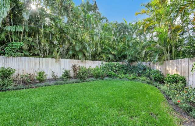 318 SE 7th Avenue unit: 3 photos photos