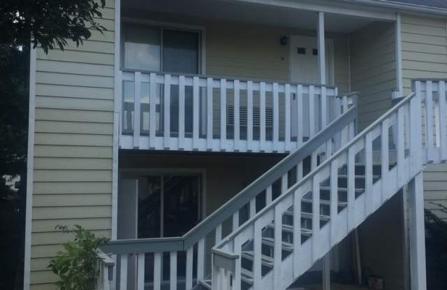 2 Bedroom Crescent Hill Condo - 2730 Hollywood Terrace, Louisville, KY 40206 2 Bedroom Crescent Hill Condo - 2730 Hollywood Terrace, Louisville, KY 40206