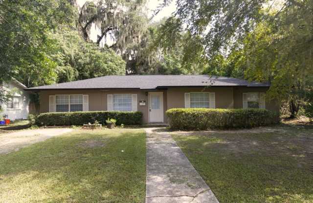 Charming 4 Bedroom, 2 Bathroom House Gallery 1