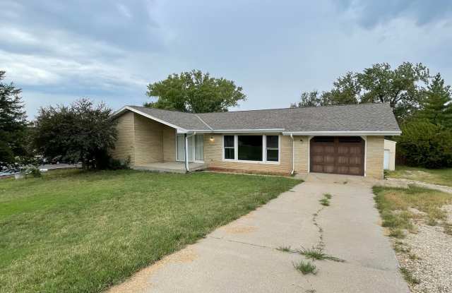 SPACIOUS FAMILY HOME! NEXT DOOR TO AMANDA ARNOLD ELEMENTARY! Gallery 1