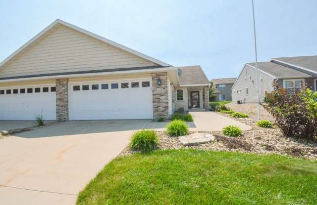 Charming 2 Bed, 2 Bath Townhome – One-Level Living with Pool Access! photos photos