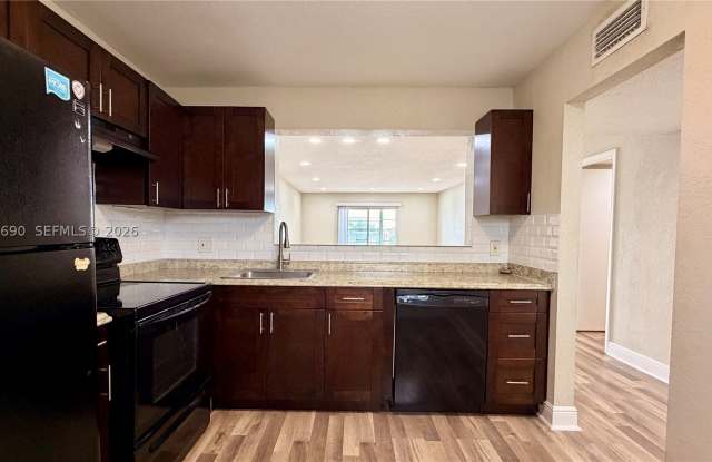 879 NE 195th St photos photos