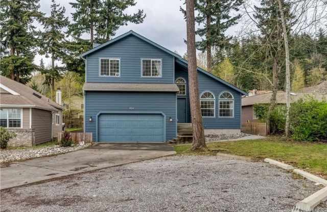 Beautiful 6 Bedroom home with large yard and Garage! photos photos