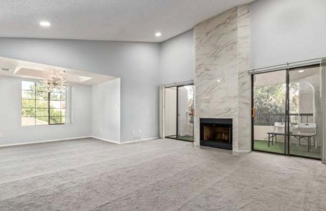 Beautiful Scottsdale Condo with Pool Views! Gallery 3