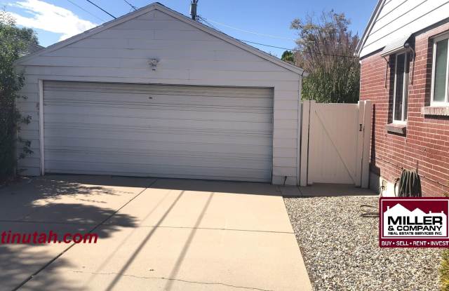 Nice Duplex with 2 Car Garage! Gallery 3