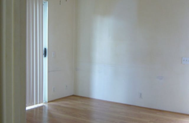 Palm Villas Townhouse (Ewa) Ground floor unit 1, bedroom, 1 bath with 1 parking Avail 6/9 photos photos