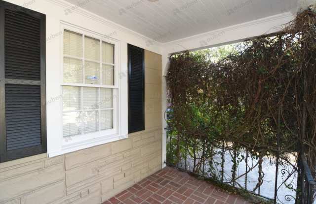 2 Bed/1 Bath house near Medical Center, washer & dryer unit included! Gallery 4