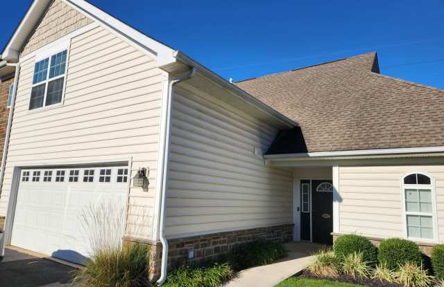 Available Now!3 BR/2.5BA Water View Condo with a 2-Car Garage and Community pool! Gallery 3