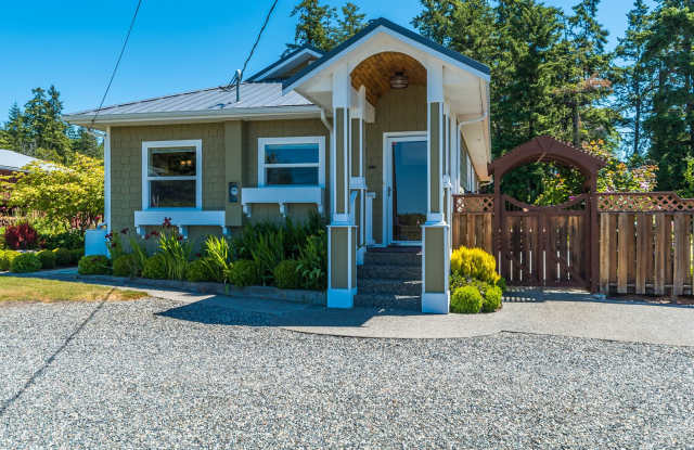 Historical Enchanting 2+ Bedroom Farmhouse with Water view & Landscaping Included Gallery 1