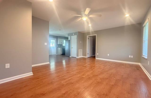 Pet-Friendly 3-Bedroom Home with Fenced Yard, Sun Room & Utilities Included Gallery 3