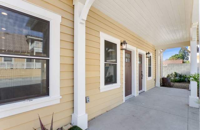 Huge (1,500 square feet) 2 bed, 2.5 bath in Lincoln Heights with parking, in-unit laundry and private backyard! photos photos