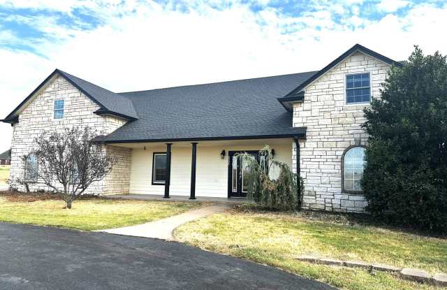 Large 5 Bedroom Home with In-ground Pool, Storm Cellar and Workshop Gallery 1
