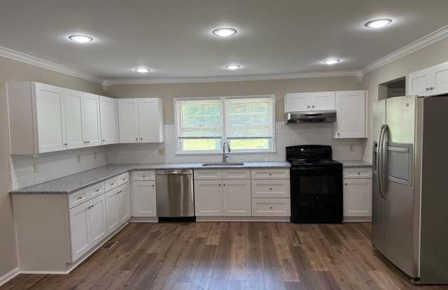 Newly renovated 3 bedroom, 2 bath home in Lenoir City with yard service included! Gallery 4