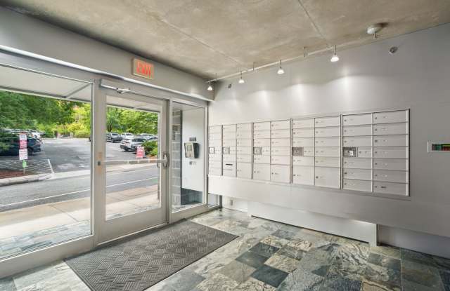 Attractive Modern Condo - Excellent Downtown Location Gallery 4