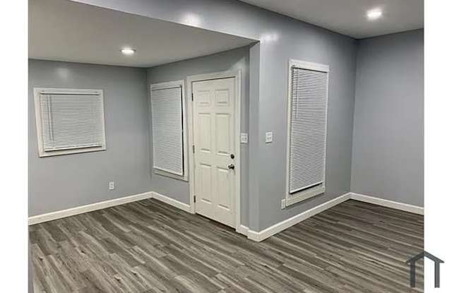 Price Reduced - $1090/month!! 2 bedroom 1 bath duplex includes water! Gallery 3