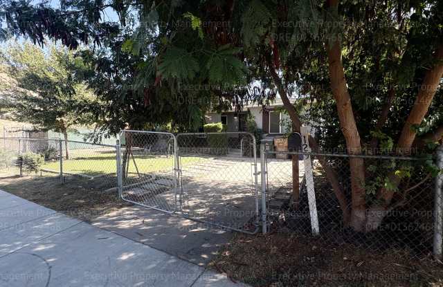 3 bedroom 2 bathroom home with gardening included. Gallery 3