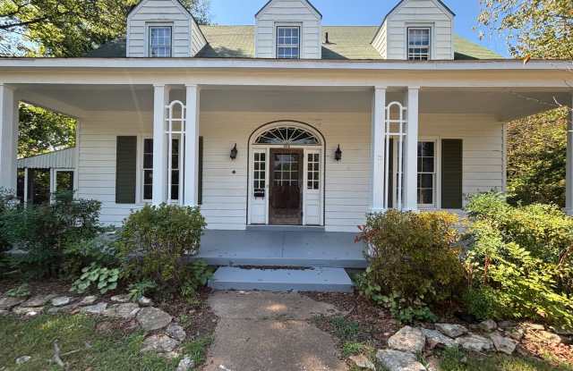 Spacious 3/2 Home a few blocks off of Main Street! Gallery 3