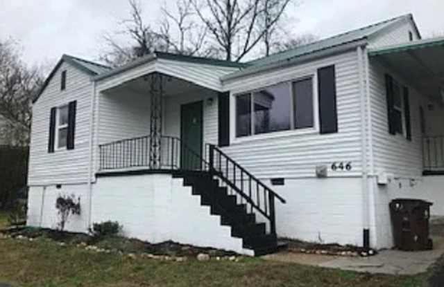 Charming 3-Bedroom Bungalow with Carport in Oak Ridge Gallery 1