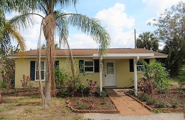 2024 7th St - 2024 7th Street, Wimauma, FL 33598