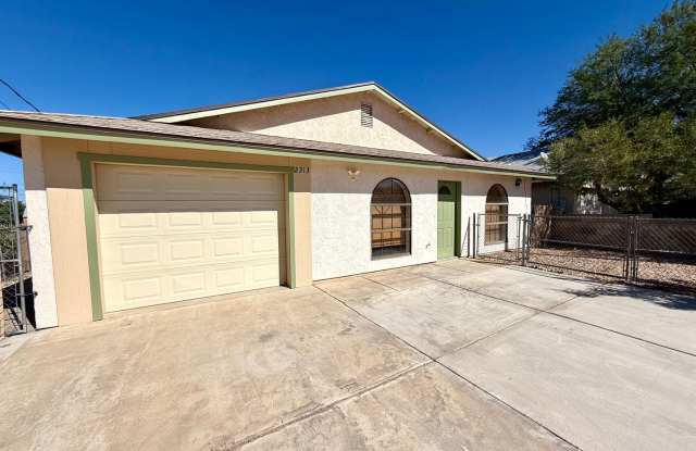 Cute 3 Bedroom 2 Bathroom House in Hualapai School District photos photos